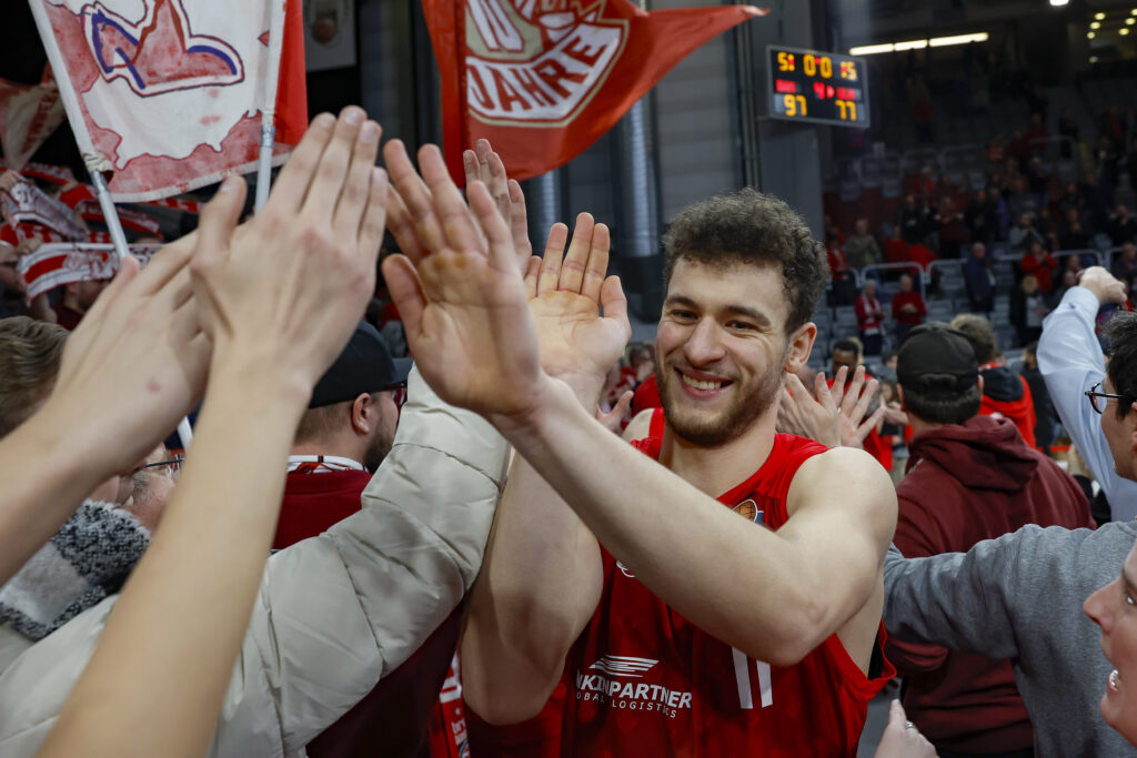 Bamberg keeps the pressure on the playoff ranks high